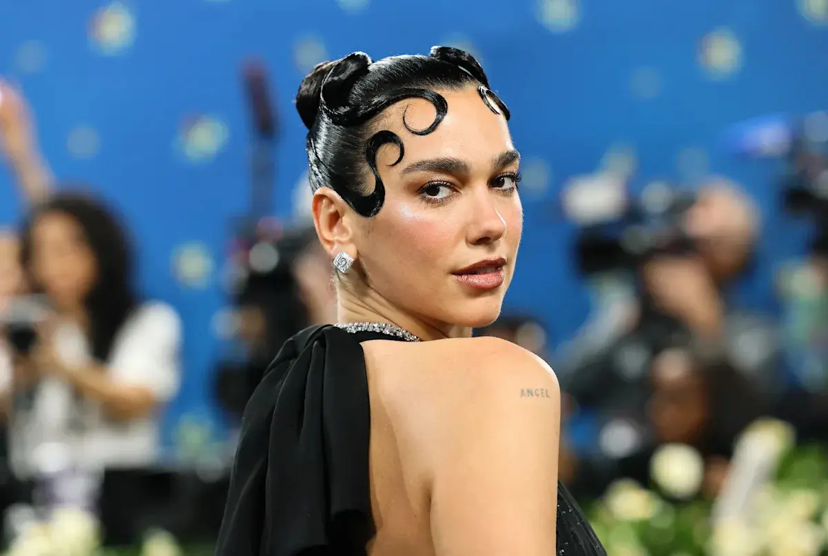 Jean blanc, haut de pyjama, bandana… Dua Lipa se la joue « cool girl » pour sa lune de miel
