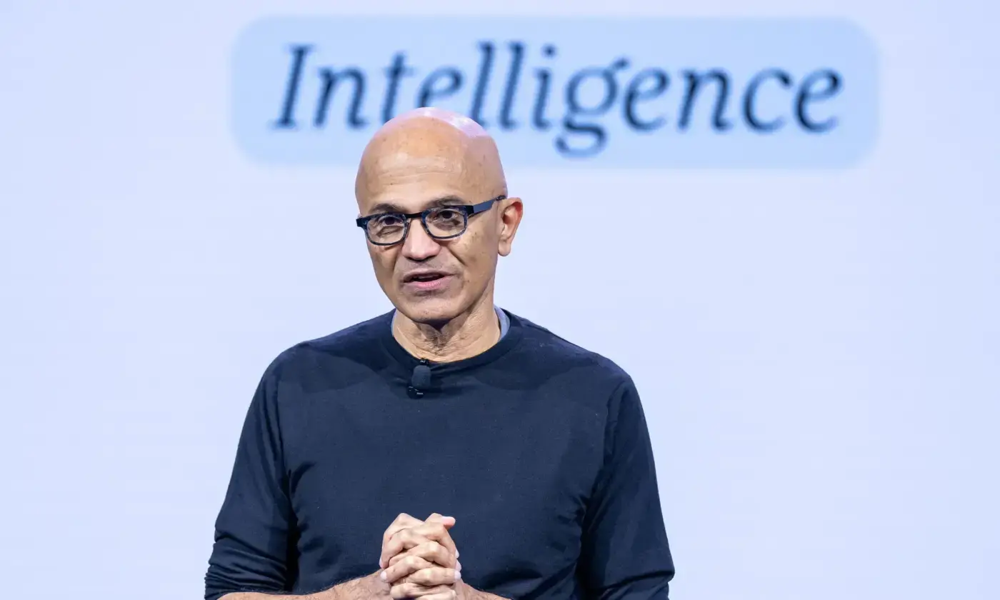 Satya Nadella réclame un « bouton d’arrêt d’urgence » pour les IA avancées