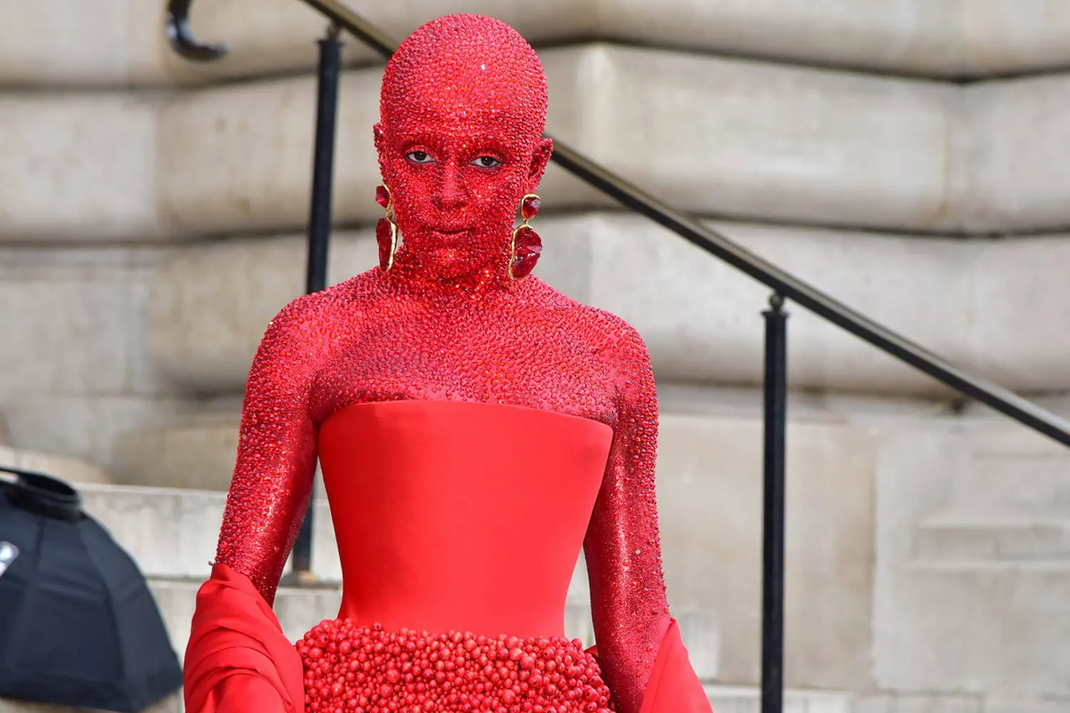 Voici les coulisses du maquillage aux milliers de cristaux de Doja Cat au défilé Schiaparelli